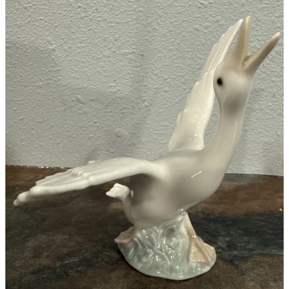 EUC LLADRO 1263 Duck Running Taking Flight Retired Porcelain Bird w Box